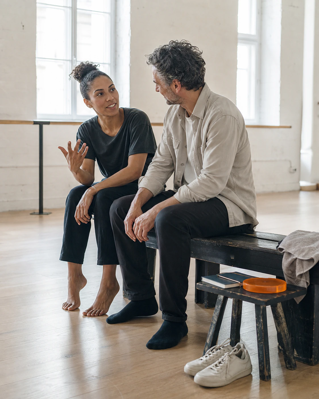 Una bailarina conversa con un Money Therapist después de ensayar sobre cómo proteger la continuidad de sus ingresos