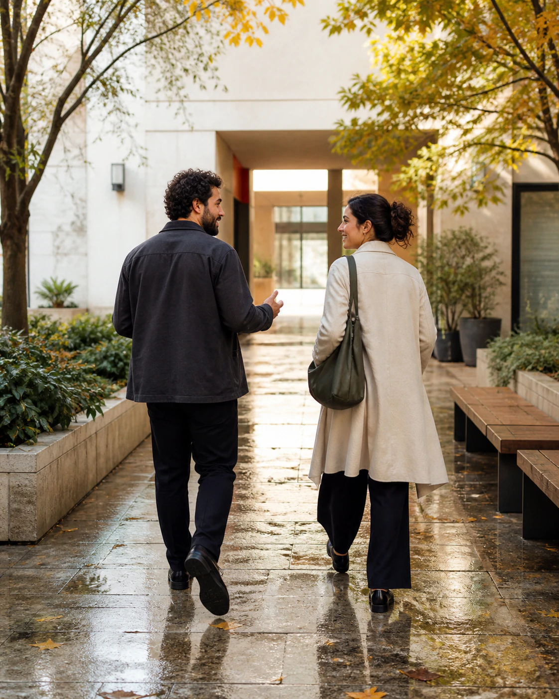 Una persona sale de una conversación con su Money Therapist caminando con más ligereza y dirección