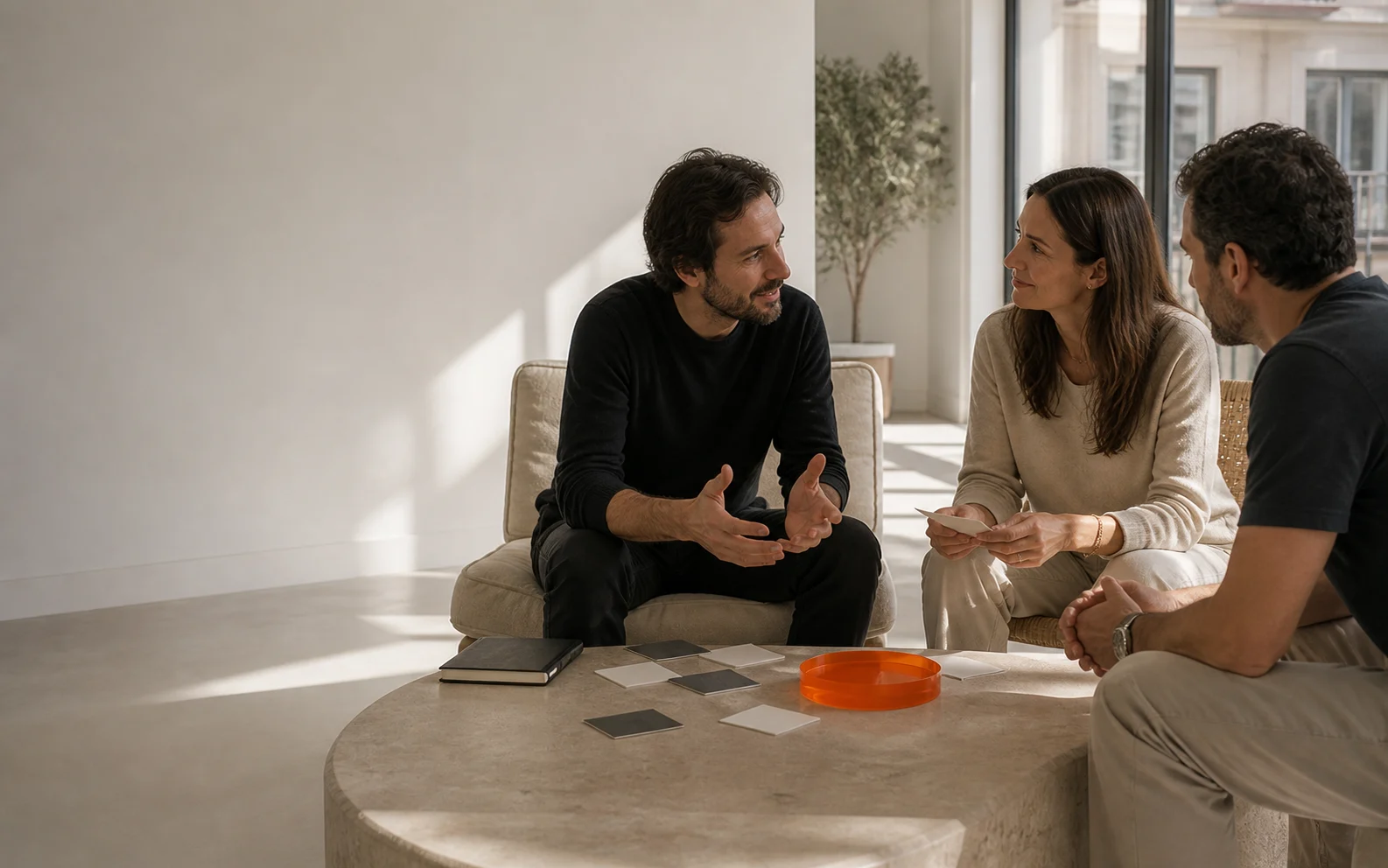 Una persona explica lo que necesita mientras Mirror y un especialista escuchan